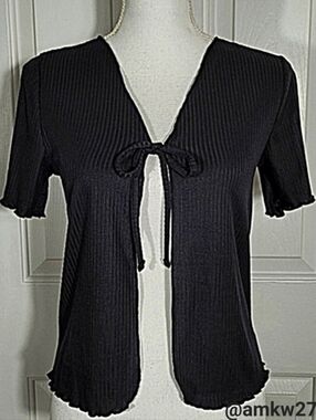 NWT Black Ribbed Open Front Short Sleeve Top with Ruffle Edging Size Large